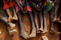 Anak yatim di Kadugli berkumpul untuk makan daun rebus di Kabupaten Boram, Pegunungan Nuba, Kordofan Selatan, Sudan 22 Juni 2024. REUTERS