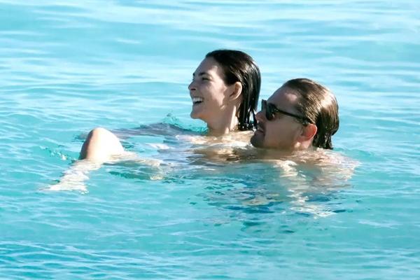 Vittoria Ceretti dan Leonardo DiCaprio berjemur di St. Barts pada hari Sabtu (28/12/2024). (FOTO: MEGA) 