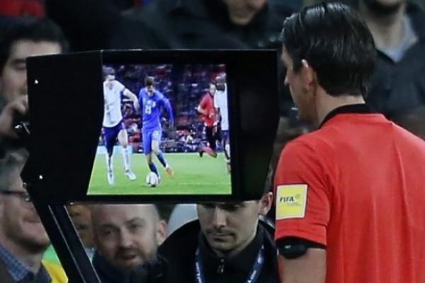 Wasit sedang melihat hasil VAR. Foto: dok. katakini 