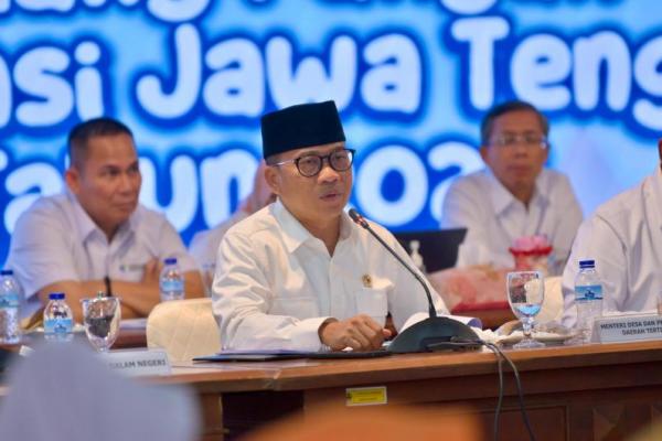 Menteri Desa dan Pembangunan Daerah Tertinggal (Mendes PDT) Yandri Susanto dalam Rapat Koordinator Terbatas Bidang Pangan tahun 2024 yang di pimpin oleh Menteri Koordinator Bidang Pangan, Zulkifli Hasan di Gedung Grhadhika Bakti Praja, Komplek Kantor Gubernur Jawa Tengah (Foto: Humas Kemendes PDT) 