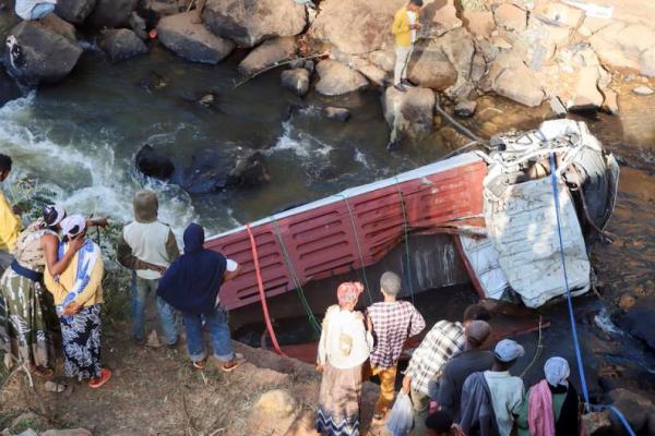 Para pelayat berdiri di samping truk Isuzu yang rusak setelah jatuh dari jembatan di desa Bona, Negara Bagian Sidama, Ethiopia, 30 Desember 2024. REUTERS 