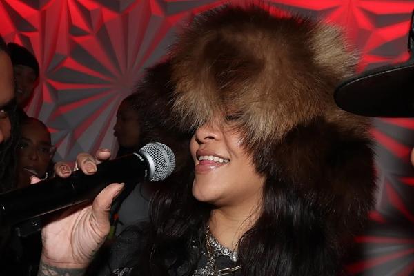 Penggemar Kritik Suara Rihanna saat Tampil di Acara Karaoke. (FOTO: SPLASHNEWS) 