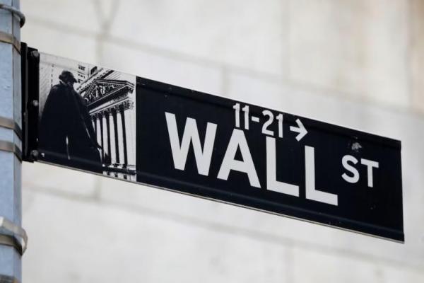 Tanda jalan untuk Wall Street terlihat di luar Bursa Efek New York di New York, AS, 28 Juni 2021. REUTERS 