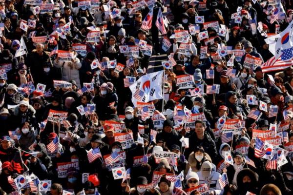 Demonstran menentang surat perintah penangkapan Presiden Korsel yang dimakzulkan Yoon Suk Yeol, di luar kediaman resminya di Seoul, Korea Selatan, 31 Desember 2024. REUTERS 