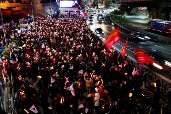 Demonstran yang menentang perintah penangkapan Presiden Korea Selatan yang dimakzulkan Yoon Suk Yeol berunjuk rasa di luar kediaman resminya di Seoul, Korea Selatan, 31 Desember 2024. REUTERS 