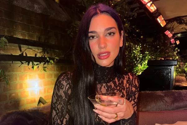 Rumor Pertunangan Kian Berkobar, Dua Lipa Pamerkan Lagi Cincin Berlian di Jari Manisnya. (FOTO: INSTAGRAM) 