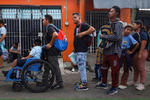 Migran mengantre di luar kantor Institut Migrasi Nasional Meksiko untuk mencapai perbatasan AS, di Tapachula, Meksiko, 30 Desember 2024. REUTERS 