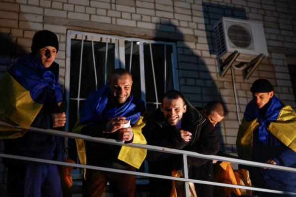 Tahanan perang Ukraina dibungkus bendera nasional kembali setelah pertukaran, di lokasi yang dirahasiakan di Ukraina, 30 Desember 2024. REUTERS 