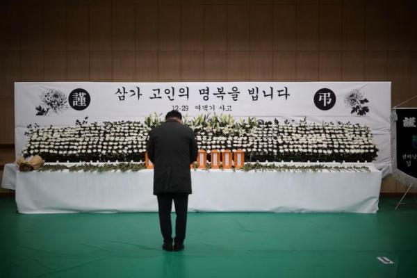 Seorang pria berduka di altar peringatan korban kecelakaan Jeju Air, di Muan, Korea Selatan, 31 Desember 2024. REUTERS 