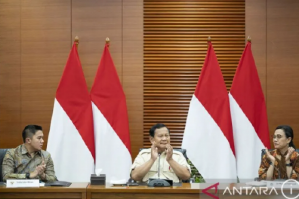 Presiden Prabowo Subianto, MenterI Keuangan Sri Mulyani Indrawati, dan Sekretaris Kabinet Teddy Indra Wijaya dalam konferensi pers PPN 12 persen di Jakarta, Selasa (31/12/2024).(foto:Antara) 