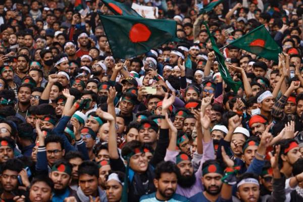 Kelompok Students Against Discrimination berunjuk rasa menuntut proklamasi Revolusi Juli dan mengenang 1.000 orang yang tewas dalam kekerasan di Dhaka, Bangladesh, 31 Desember 2024. REUTERS 