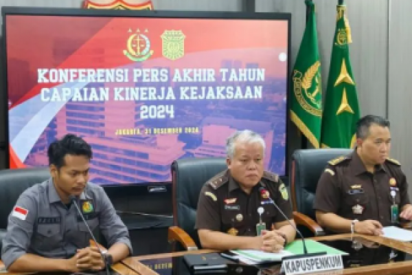 Kepala Pusat Penerangan Hukum Kejagung Harli Siregar memberikan keterangan pers di Jakarta, Selasa (31/12/2024) 