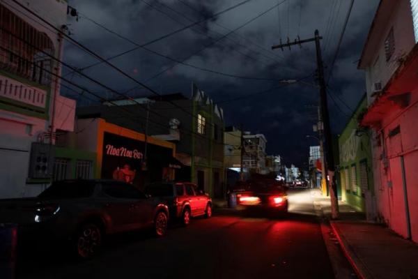 Sebuah mobil melaju melalui jalan yang gelap saat Puerto Rico tidak memiliki listrik pada Malam Tahun Baru, di San Juan, Puerto Rico 31 Desember 2024. REUTERS 