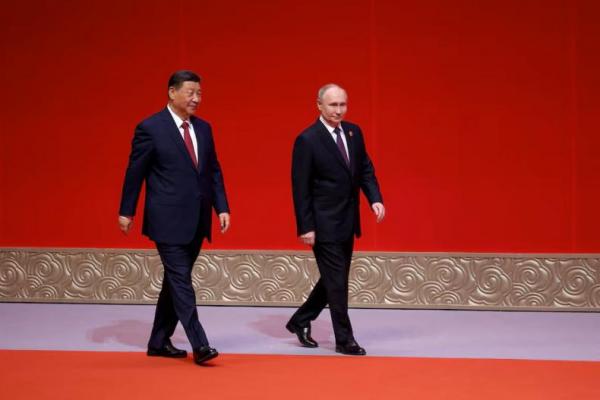 Presiden Rusia Vladimir Putin dan Presiden Tiongkok Xi Jinping saat perayaan ulang tahun ke-75 hubungan Tiongkok-Rusia di Beijing, China, 16 Mei 2024. Sputnik via REUTERS 