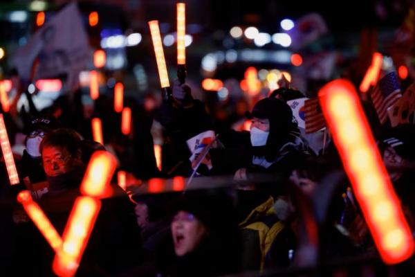 Demonstran yang menentang persetujuan pengadilan atas perintah penangkapan Presiden Korsel Yoon Suk Yeol di luar kediaman resminya di Seoul, Korea Selatan, 31 Desember 2024. REUTERS 