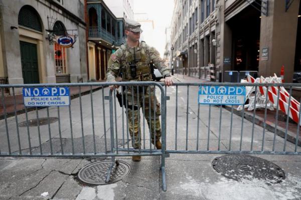 Seorang anggota Polisi Militer Garda Nasional berdiri di area tempat orang-orang terbunuh oleh seorang pria yang menabrakkan truk di New Orleans, Louisiana, AS, 2 Januari 2025. REUTERS 