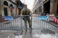 Seorang anggota Polisi Militer Garda Nasional berdiri di area tempat orang-orang terbunuh oleh seorang pria yang menabrakkan truk di New Orleans, Louisiana, AS, 2 Januari 2025. REUTERS