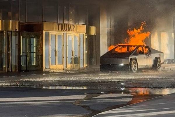 Api membubung dari Tesla Cybertruck setelah meledak di luar Trump International Hotel Las Vegas, di Las Vegas, Nevada, AS, 1 Januari 2025, Foto via REUTERS 