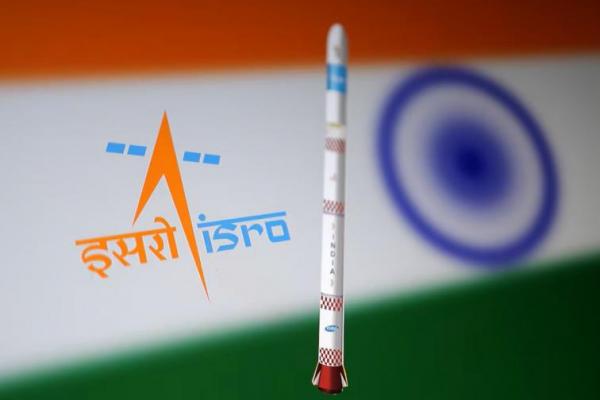 Kendaraan Peluncur Satelit Kecil, logo Organisasi Penelitian Antariksa India, dan bendera India terlihat dalam ilustrasi pada 10 Oktober 2024. REUTERS 