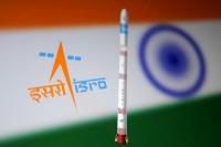 Kendaraan Peluncur Satelit Kecil, logo Organisasi Penelitian Antariksa India, dan bendera India terlihat dalam ilustrasi pada 10 Oktober 2024. REUTERS