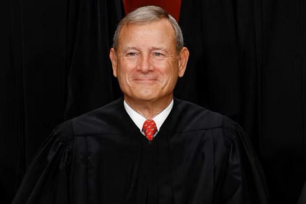 Ketua Mahkamah Agung AS John G. Roberts berpose selama potret kelompok di Mahkamah Agung di Washington, AS, 7 Oktober 2022. REUTERS 