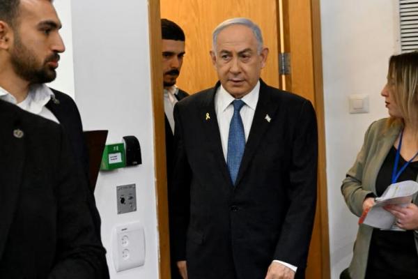 Perdana Menteri Israel Benjamin Netanyahu hadiri kesaksian persidangannya atas tuduhan korupsi di Tel Aviv, Senin, 23 Desember 2024. Foto via REUTERS 