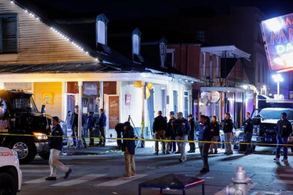 Agen FBI berjalan di dekat lokasi tempat orang-orang terbunuh oleh seorang pria menabrakkan truk di New Orleans, Louisiana, AS, 1 Januari 2025. REUTERS 