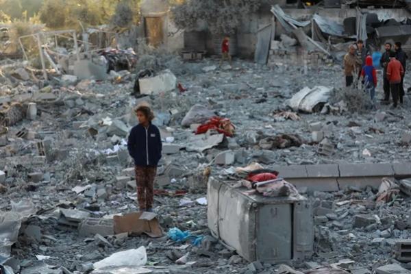 Seorang gadis Palestina berdiri di dekat lokasi serangan Israel terhadap sebuah rumah di kamp pengungsi Maghazi di Jalur Gaza bagian tengah, pada tanggal 3 Januari 2025. (FOTO: REUTERS) 