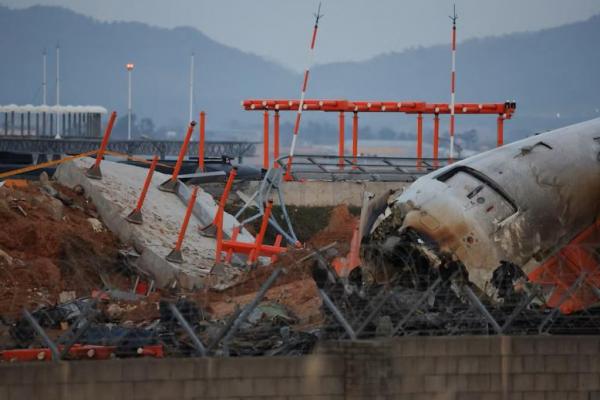 Puing-puing pesawat Jeju Air yang keluar landasan pacu dan jatuh di Bandara Internasional Muan, Korea Selatan, 30 Desember 2024. REUTERS 