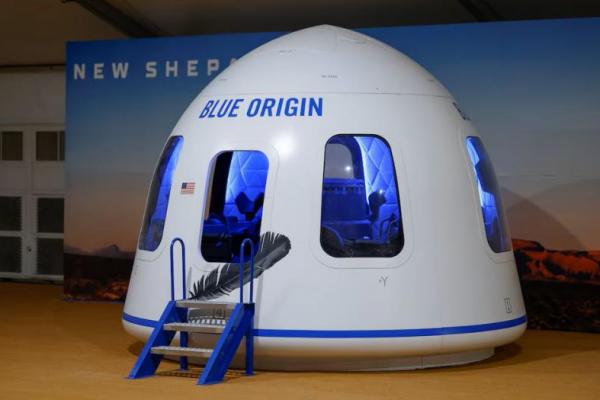 Replika kapsul astronot dipajang di lokasi Blue Origin, di dekat Van Horn, Texas, AS, 31 Maret 2022. REUTERS 