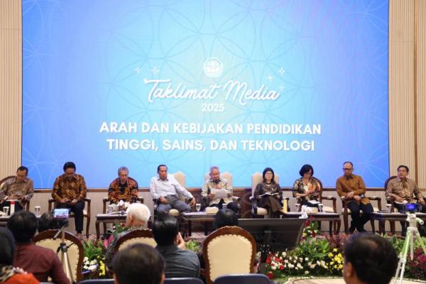 Menteri Pendidikan Tinggi, Sains, dan Teknologi (Mendiktisaintek) Satryo Soemantri Brodjonegoro (tengah) dalam Taklimat Media 2025 (Foto: Ist) 