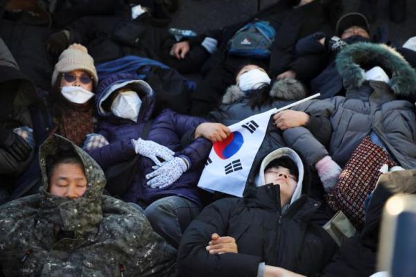 Demonstran pro-Yoon berbaring di tanah di luar kediaman resmi Presiden Korea Selatan Yoon Suk Yeol di Seoul, Korea Selatan, 2 Januari 2025. REUTERS 