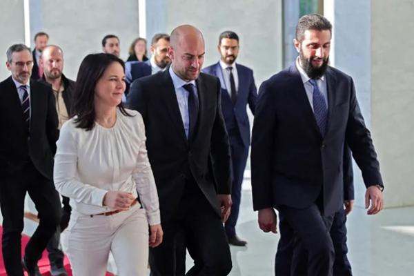 Menteri Luar Negeri Prancis Jean-Noel Barrot (tengah) dan Menteri Luar Negeri Jerman Annalena Baerbock (kiri) berjalan bersama penguasa baru Suriah Ahmed al-Sharaa sebelum pertemuan mereka di Damaskus. (FOTO: AFP) 