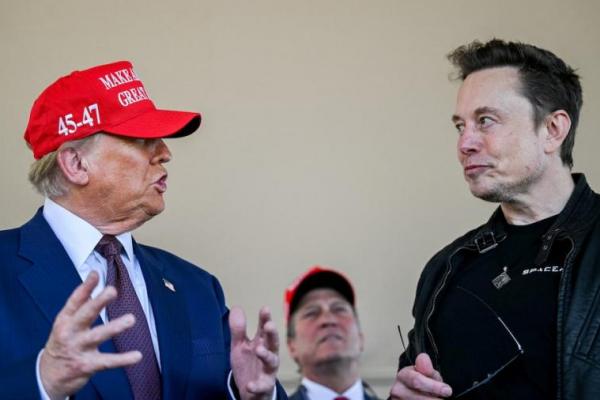 Elon Musk berbicara dengan Presiden terpilih AS Donald Trump saat peluncuran uji terbang keenam roket SpaceX Starship di Brownsville, Texas, AS, 19 November 2024. Foto via REUTERS 