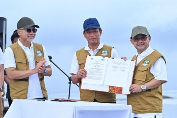 Kemendikdasmen dan KLH menandatangani nota kesepahaman (Memorandum of Understanding/MoU) terkait peningkatan pendidikan ramah lingkungan (Foto: Ist) 