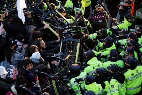 Demonstran anti-Yoon bentrok dengan petugas polisi saat mereka menuju kediaman resmi Presiden Korea Selatan Yoon Suk Yeol yang dimakzulkan, Seoul, Korea Selatan, 3 Januari 2025. REUTERS 