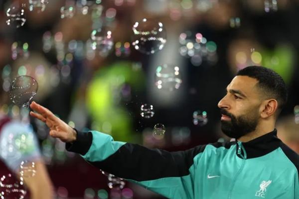 Mohamed Salah mengatakan setelah pertandingan terakhir Liverpool di West Ham bahwa kontrak baru masih jauh. (FOTO: GETTY IMAGE) 