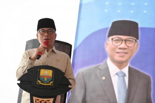 Mendes PDT Yandri Susanto dalam agenda audiensi Menteri Desa dan Pembangunan Daerah bersama Kades dan Camat se-Kabupaten Muaro Jambi, di Desa Sakean, Kecamatan Kumpeh Ulu (Foto: Humas Kemendes PDT) 