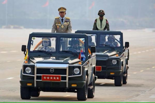 Pimpinan junta militer Myanmar, Jenderal Senior Min Aung Hlaing saat parade militer pada Hari Angkatan Bersenjata di Naypyitaw, Myanmar, 27 Maret 2021. REUTERS 