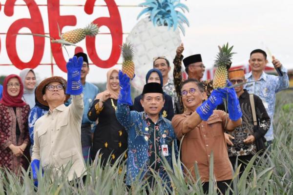 Menteri Desa dan Pembangunan Daerah Tertinggal (Mendes PDT) Yandri Susanto saat meninjau komoditas nanas di Desa Tangkit Baru, Kecamatan Sungai Gelam, Kabupaten Muaro Jambi (Foto: Humas Kemendes PDT) 