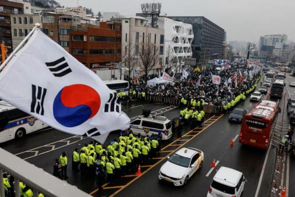 Polisi berjaga-jaga, memblokir jalan menuju kediaman resmi Presiden Korea Selatan yang dimakzulkan Yoon Suk Yeol di Seoul, Korea Selatan, 5 Januari 2025. REUTERS 