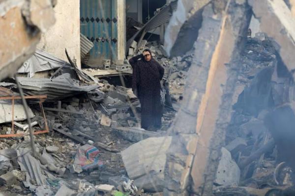 Seorang wanita Palestina bereaksi di lokasi serangan Israel terhadap sebuah rumah, di Kota Gaza, 4 Januari 2025. REUTERS 