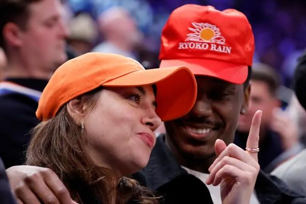 Aubrey Plaza nonton pertandingan NBA bersama Jerrod Carmichael. (FOTO: NEW YORK POST) 