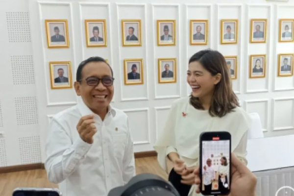 Menteri Koordinator Pembangunan Manusia dan Kebudayaan (Menko PMK), Pratikno bersama motivator Merry Riana  