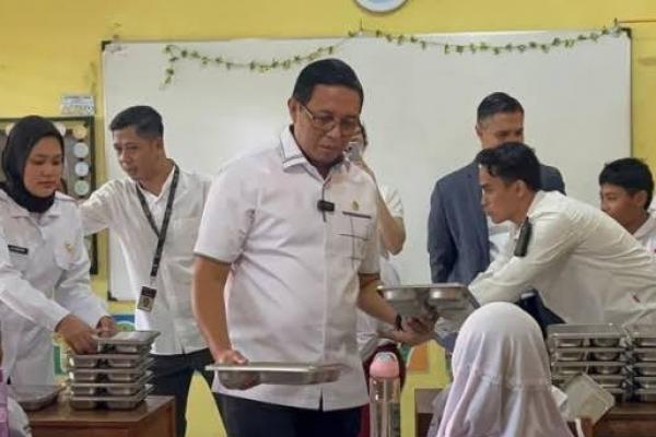 Kepala Kantor Komunikasi Kepresidenan, Hasan Nasbi dalam pelaksanaan Program Makan Bergizi Gratis (MBG) perdana di SDN Kedungbadak 1 Kota Bogor, Senin (6/1/2025). (foto:suara) 