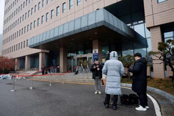 Anggota media berdiri di depan Kantor Investigasi Korupsi untuk Pejabat Tinggi di Gwacheon, Korea Selatan, 6 Januari 2025. REUTERS 