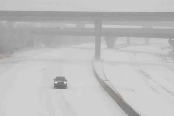 Sebuah kendaraan melaju ke arah barat dalam kondisi badai salju di Interstate 70 di Topeka, Kansas, AS, 5 Januari 2025. USA Today Network via REUTERS 