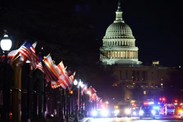 Bendera berkibar di dekat gedung DPR AS saat persiapan pelantikan presiden terpilih AS Donald Trump, di Washington, AS, 4 Januari 2025. REUTERS 