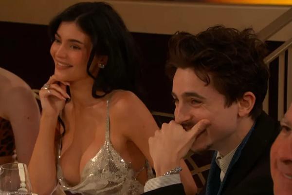 Kylie Jenner dan Timothee Chalamet di acara Golden Globes 2025, Minggu (5/1/2025). (FOTO: CBS) 