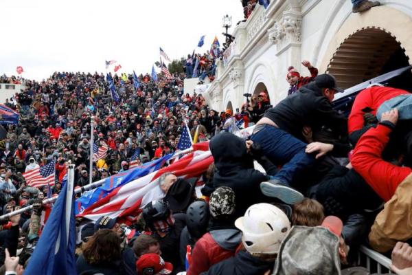 Demonstran pro-Trump menyerbu Gedung Capitol AS selama bentrokan dengan polisi, di Washington, AS, 6 Januari 2021. REUTERS 